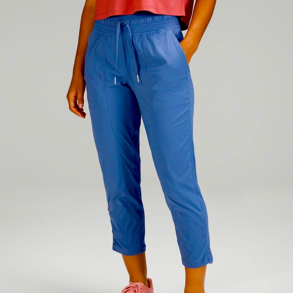 Lululemon Studio Dance pants Crop. GUC. Size 8. Navy.